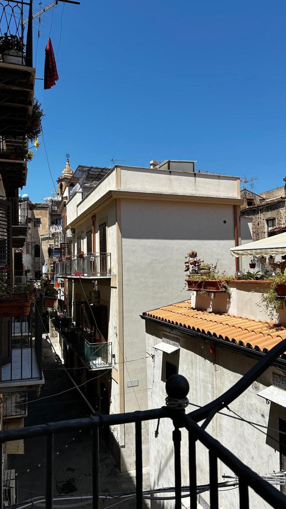 Laura Affittacamere, Palermo